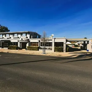 https://the-town-house-motor-inn.queenslandhotels.net